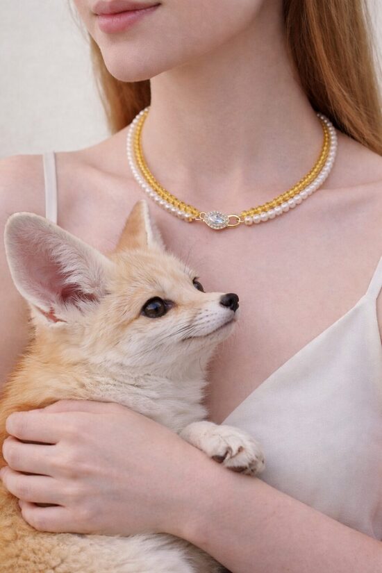 Divrindu stikla pērlīšu kaklarota ar centrālo kristālu “Saules loks”